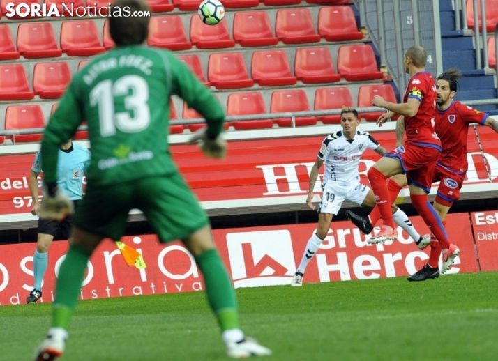Aitor Fernández, de espaldas con el dorsal 13.