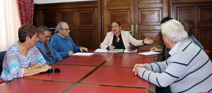 La subdelegada, este viernes con vecinos de La Barriada.