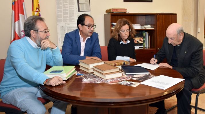 Sotillos, (dcha.) rubrica el documento de donación./Jta.