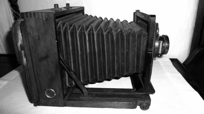 Una cámara fotográfica antigua.