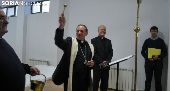 El obispo bendice los salones reformados que servirán para mejorar la atención a los desfavorecidos. /SN