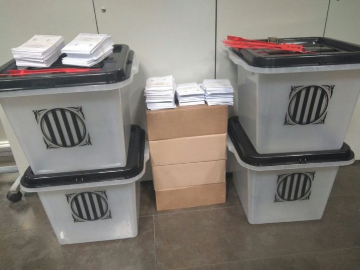 Algunas de las urnas incautadas.