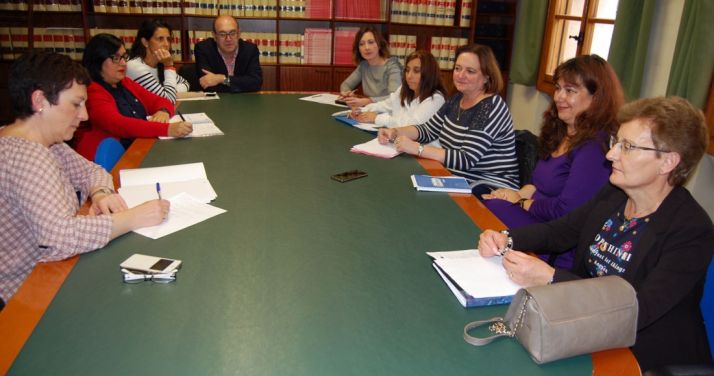 Responsables de los centros docentes reunidos en el ayuntamiento. /Ayto.