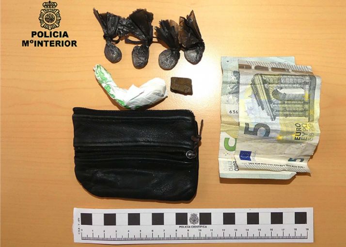Droga, dinero y efectos incautados.