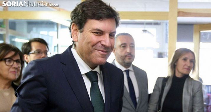 El consejero de Empleo en una visita a El Hueco hace un año. /SN