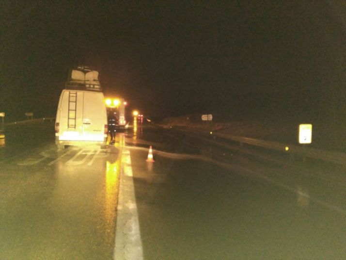 El vehículo siniestrado y los bomberos./AINALB ALOMAR