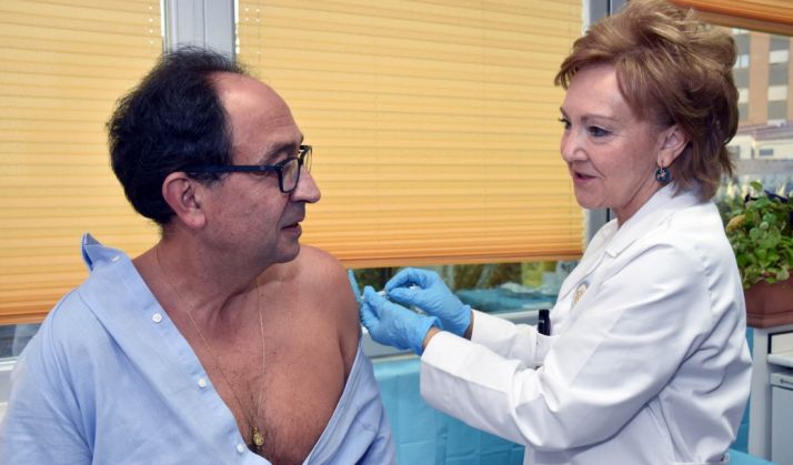 El delegado territorial, Manuel López, recibiendo a dosis de vacunación este martes./Jta.