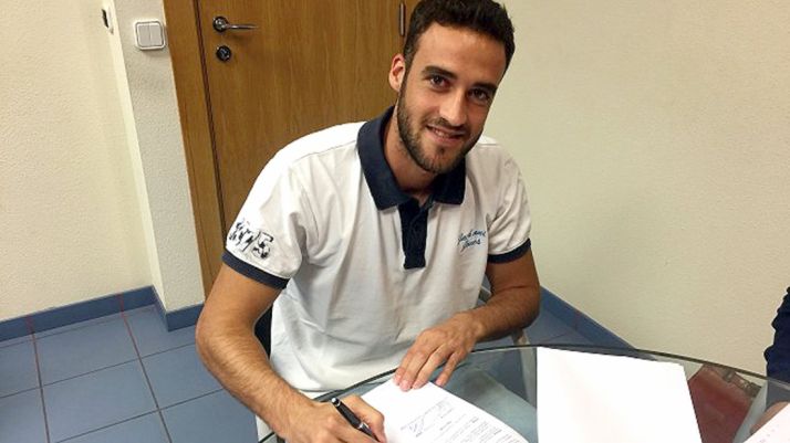 El jugador rubricando la ampliación contractual./CDN