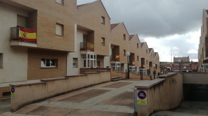 Banderas de España en las fachadas sorainas. SN