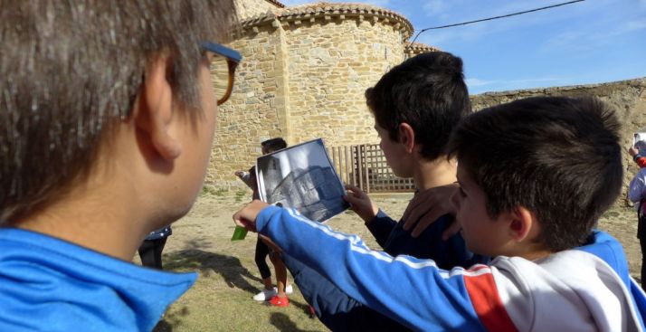 Estudiantes en la visita al templo de San Pedro, en Cerbón.