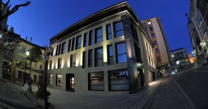 Un hotel en el centro de la ciudad.