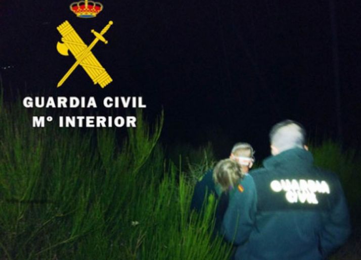 La pequeña con un agente tras ser encontrada.