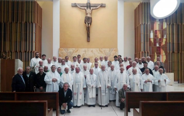 Foto de familia de los sacerdotes este lunes.