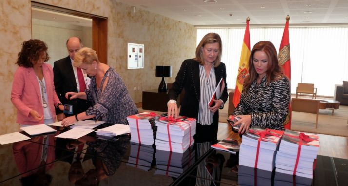 La consejera y la presidenta de las Cortes en el registro de los documentos.