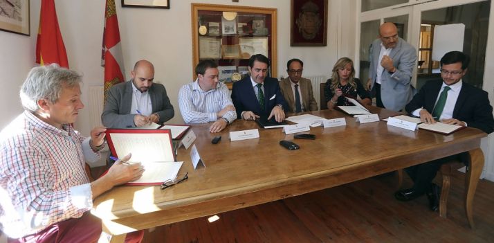 Rúbrica del convenio con las entidades locales implicadas./SN