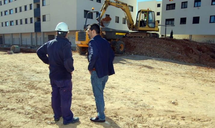 El concejal Javier Muñoz (dcha.) visitaba este martes las obras.