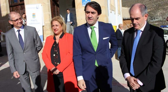 La subdelegada junto a Carlos Espinós (Hispasat, izda.), Fernando Suárez Quiñones (consejero de Fomento), y Fernando Marín (alcalde)./SdG