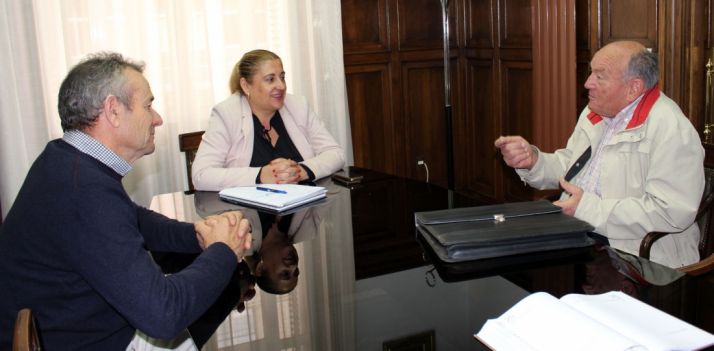 La subdelegada, con los alcaldes pedáneos de Atauta y Velilla de San Esteban.