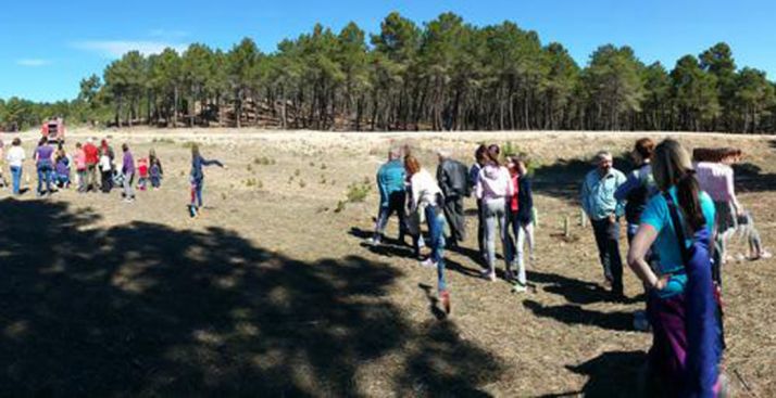 Miembros de la agrupación en una jornada de campo.