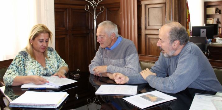 La subdelegada junto al regidor yangüés este martes.