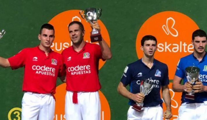 A la izquierda, los ganadores del trofeo.