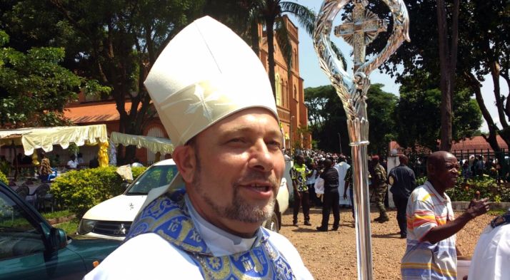 El prelado, con la mitra y el báculo de nuevo pastor. / DOS