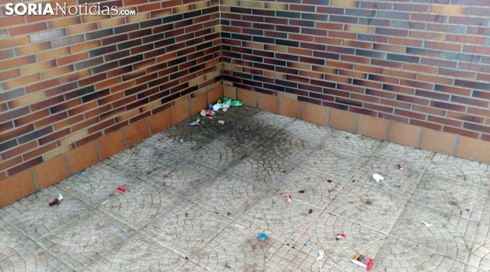 Suciedad en uno de los rincones del bloque de viviendas. /SN