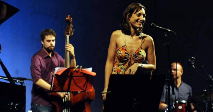 La intérprete con su grupo en una actuación. 