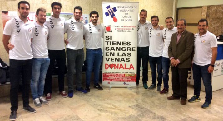 La plantilla con el presidente de la Hermandad. 