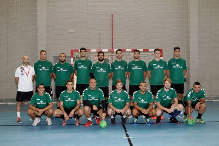 El BM Soria, con su entrenador (de blanco, izda.). /CB Soria