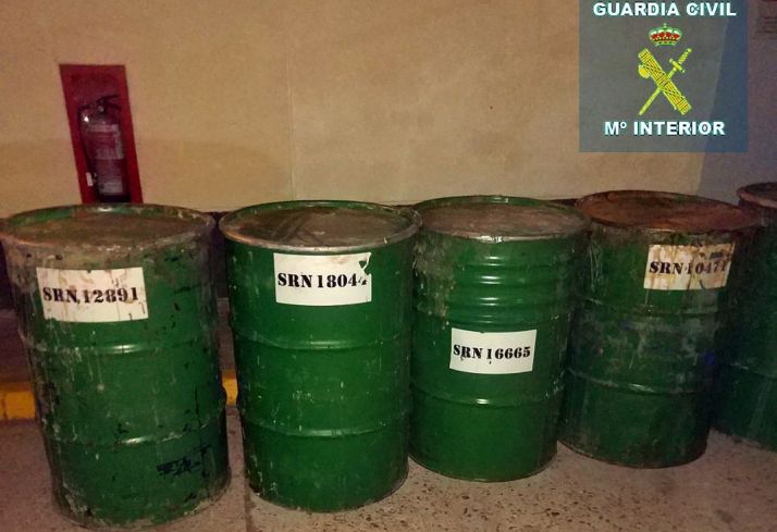 Los bidones recuperados por la Guardia Civil. 