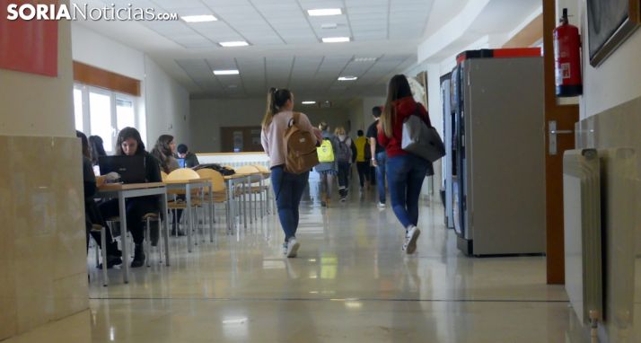 Estudiantes en uno de los pasillos del Campus. /SN