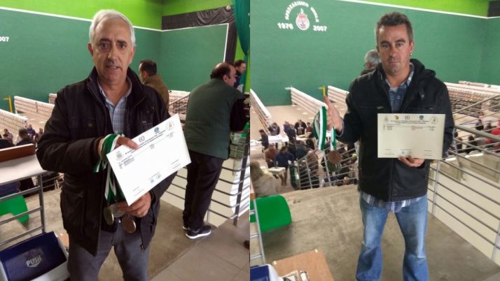 Luis Lafuente (izda.) y Agustín Egea con sus diplomas y medallas.  