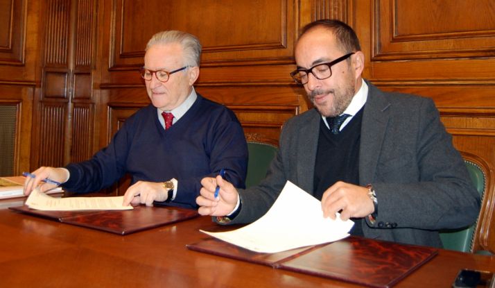 Luis Rey (dcha.) y Agustín Escolano en la rúbrica del acuerdo. /Dip.
