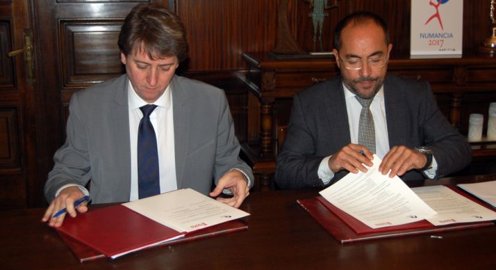 Rúbrica del convenio entre Ayuntamiento y Diputación. /Ayto. 