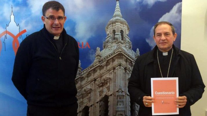 El obisto, (dcha.) con el vicario de Pastoral este jueves. /DOS