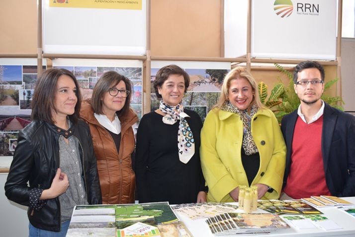 En el centro, la directora general Esperanza Orellana, junto a la subdelegadad del Gobierno y representantes populares. /SN