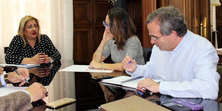 Encuentro de la subdelegada con miembros de C´s. /S. de g