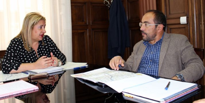 Yolanda de Gregorio y Luis Rey en la sede de la Subdelegación. /S. de G.