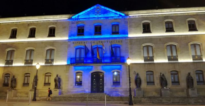 Tonalidad azul del edificio en una imagen de archivo.