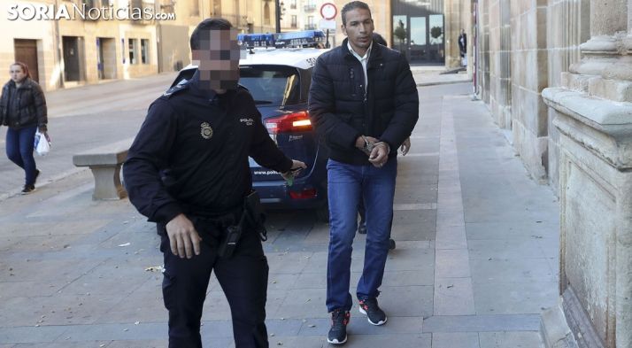 Driss Faseh a la entrada al Palacio de los Condes de Gómara durante una de las sesiones del juicio. /SN