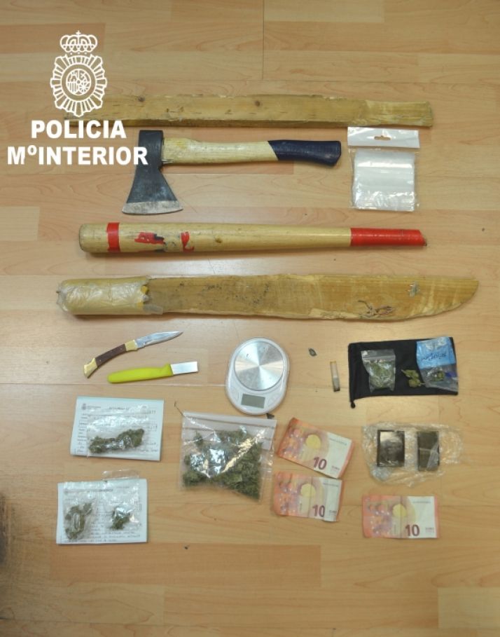 La Policía Nacional interviene droga y otros objetos peligrosos en un local de ocio de jóvenes