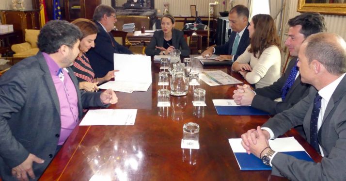 Un momento de la reunión con la comisionada. 