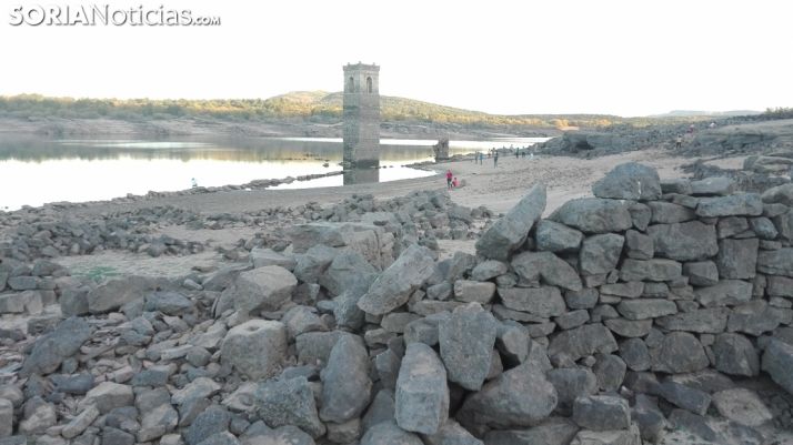 El bajo nivel del pantano deja ver la torre de la iglesia y restos de muros de la localidad de La Muedra, que reaparecen cuando no hay agua.