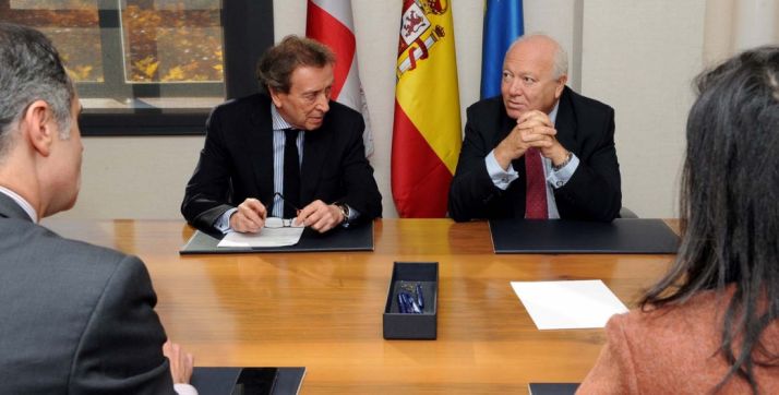 José Antonio de Santiago-Juárez, y Miguel Ángel Moratinos, este martes. 