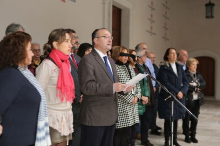 El rector de la UVA, Daniel Miguel, durante la lectura del manifiesto