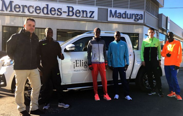 Eduardo Madurga, con los atletas Toroitich, Aprot, Rono, Mateo y Soget.