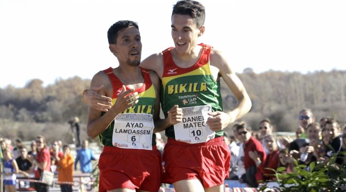 Mateo entra en meta junto con su compañero de equipo Ayad Lamdassem.