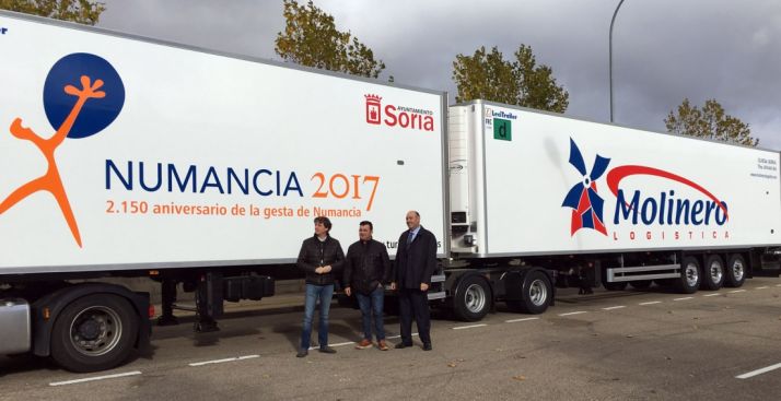 El alcalde, con los responsables de la compañía de transporte.