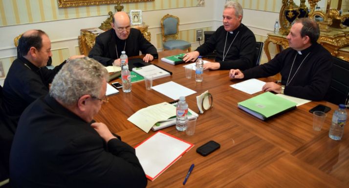 El obispo (dcha.) en la reunión. /DOS